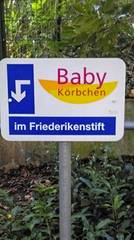 Hinweisschild Babykörbchen Notruf Mirjam Hannover